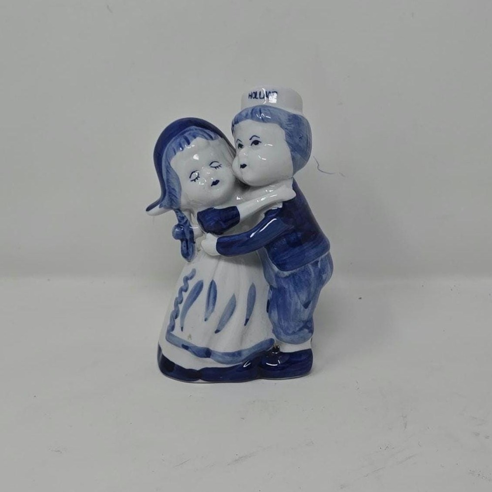 Vtg Delft blue holland hugging boy & girl hand painted figurine ceramic decor